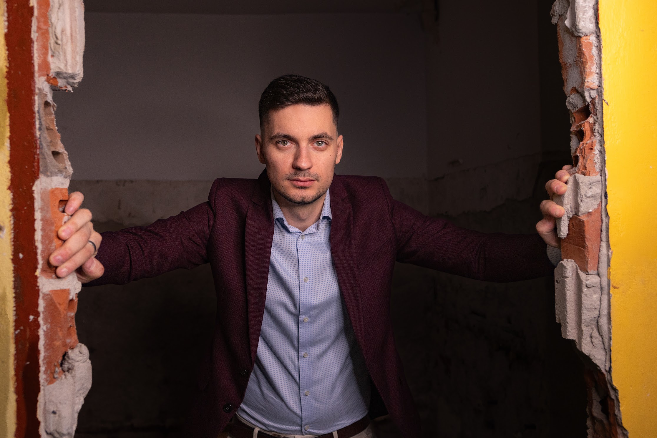 Portret biznesowy — sesja w industrialnym klimacie