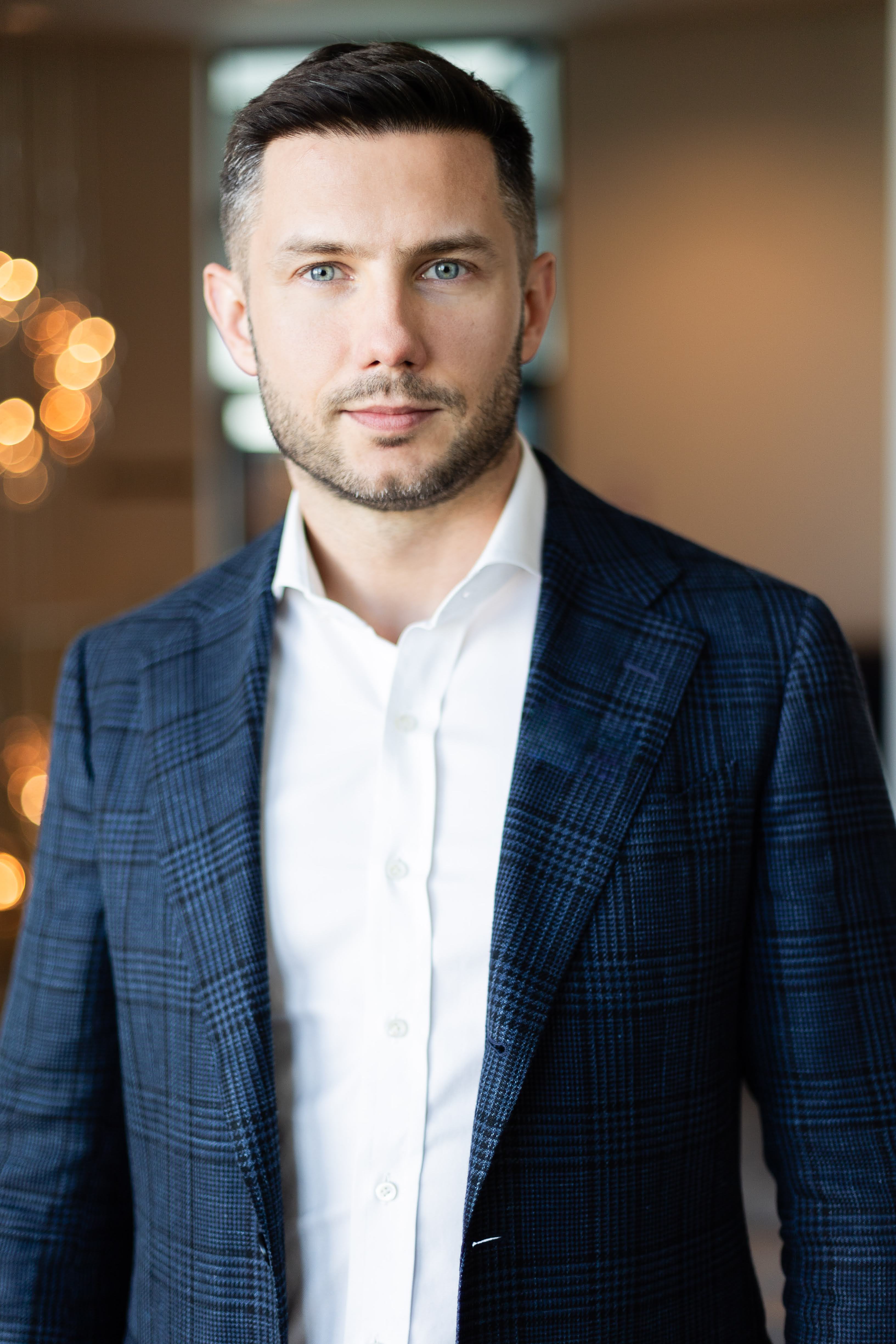 Portret CEO w garniturze — profesjonalna sesja biznesowa