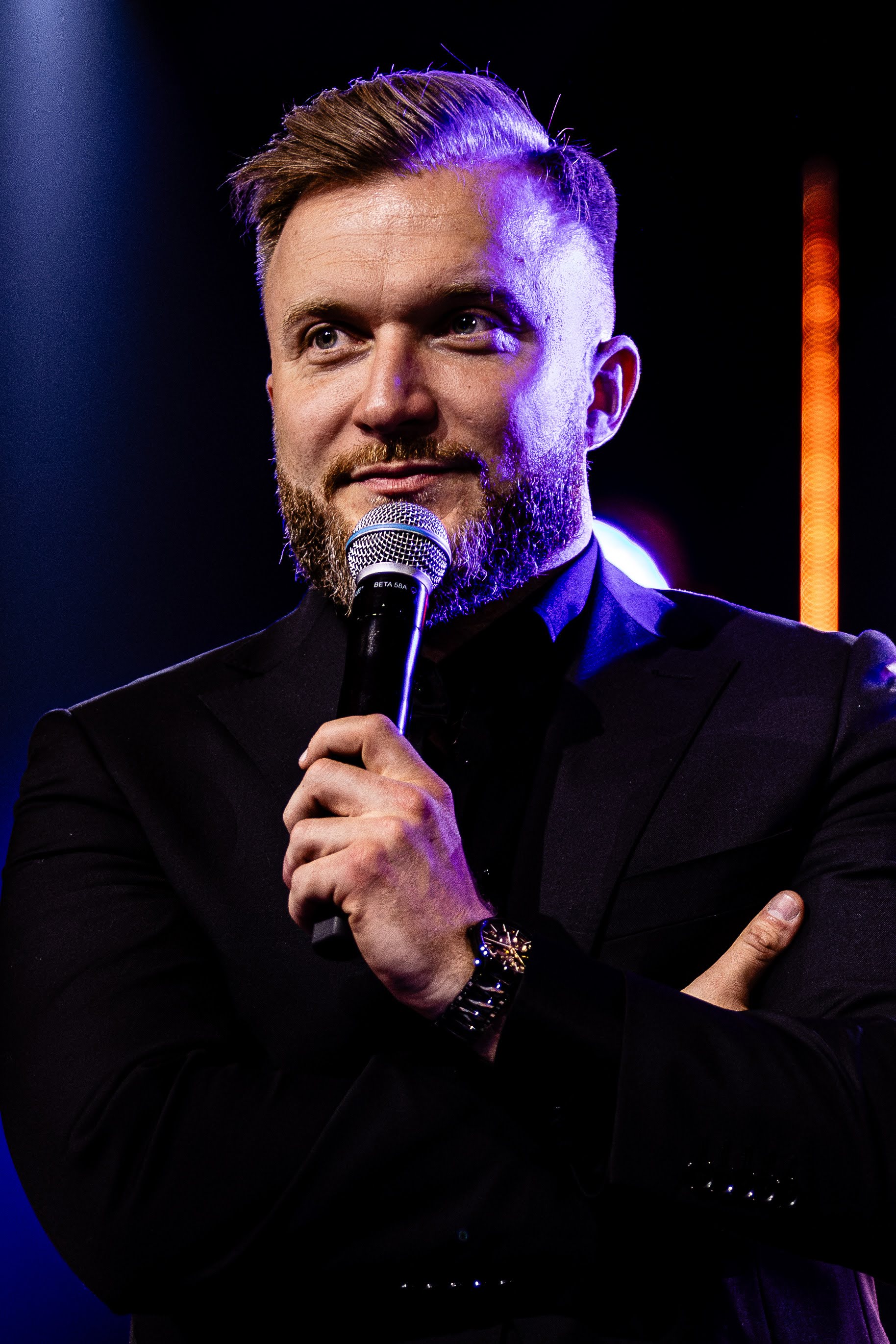 Fotograf prelegentów na scenie — sesja biznesowa