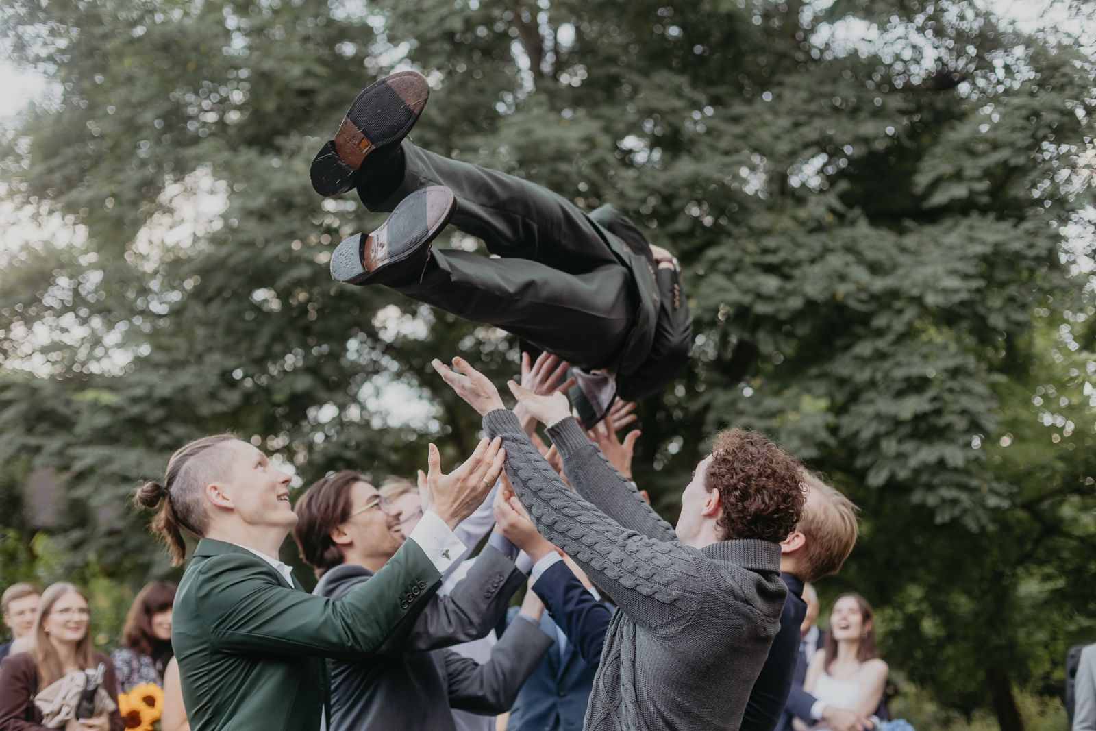 Fotografia ślubna — podrzucanie pana młodego