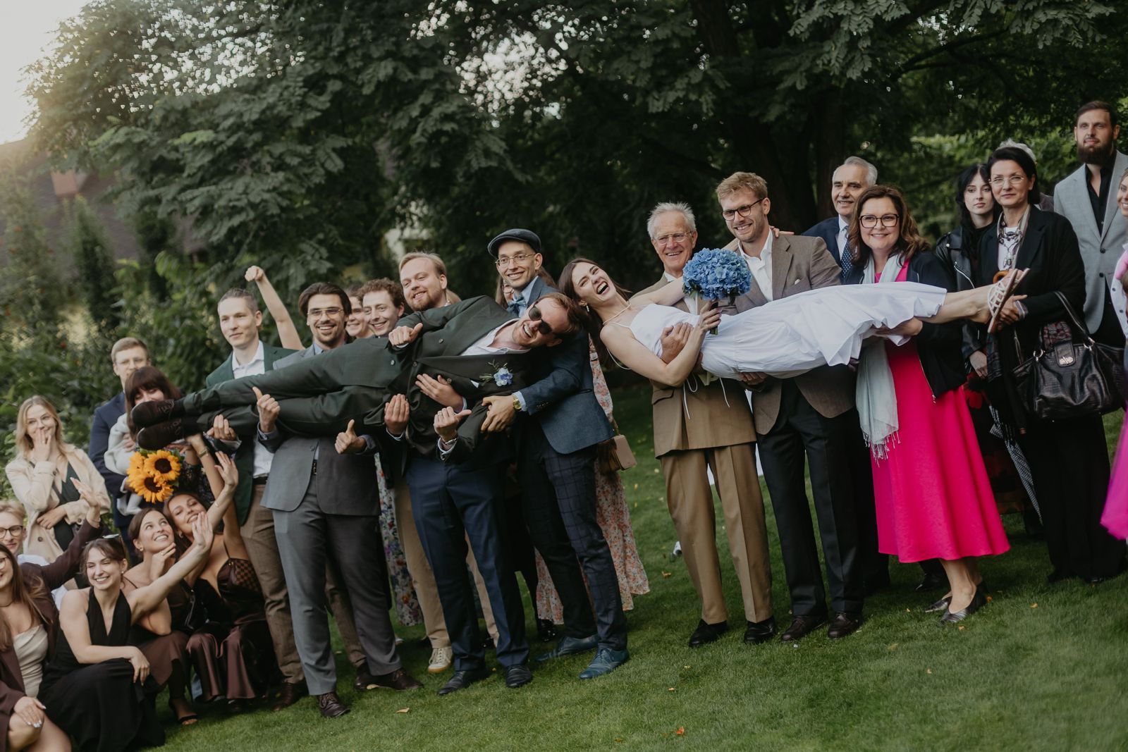 Fotografia ślubna — zdjęcie grupowe z gośćmi