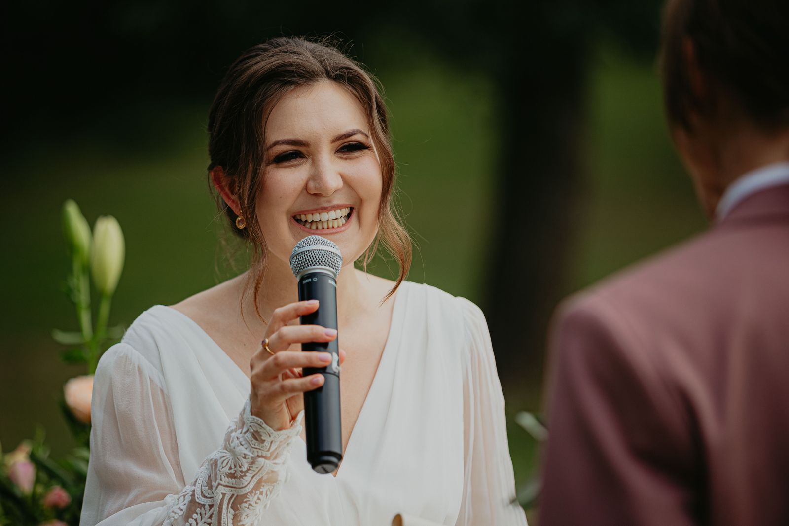 Fotografia ślubna — panna młoda podczas ceremonii